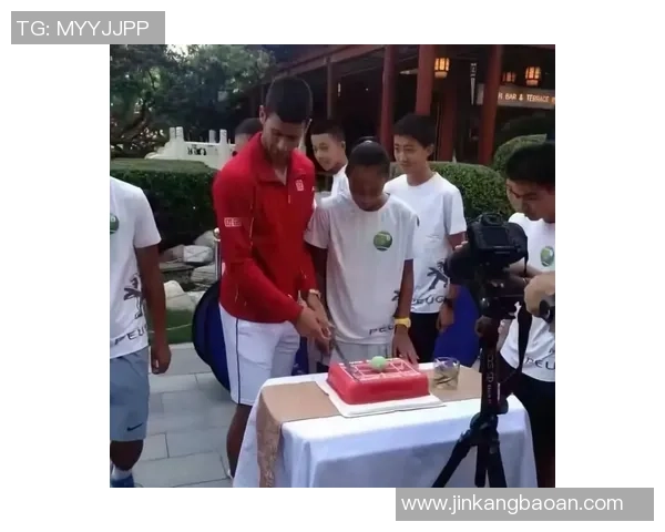 足球球星与球迷亲密互动 碰拳瞬间记录热血时刻 足球球星与球迷亲密互动 碰拳瞬间记录热血时刻